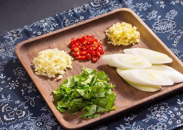 学会这样做小米椒蒸鱼头，爽口美味又营养好吃，一家人吃的很过瘾