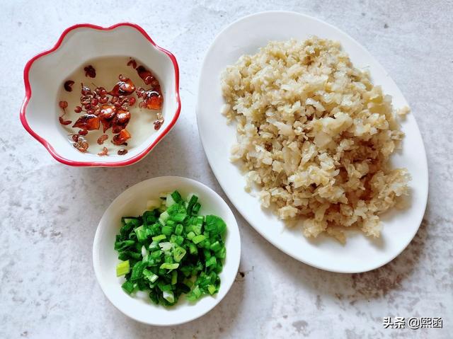 酸菜包饺子，这样调馅才够香，多加一勺它，鲜香味美吃不够