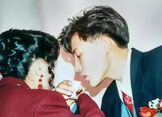 『超级宝妈』看到父母结婚照后，我陷入沉思，网友：是不是看中了爸爸的钱
