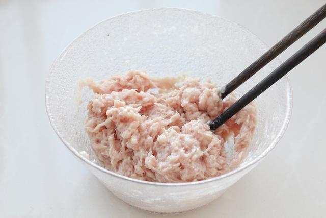 肉丸子不用油炸，蒸一蒸就上桌，香嫩好吃营养不流失，老少皆宜