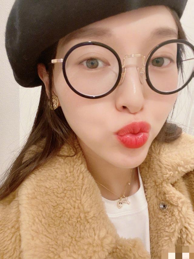 多拉不懂A梦|唐嫣产后首晒怼脸自拍，梨涡浅笑女神范依旧，大红唇超迷人