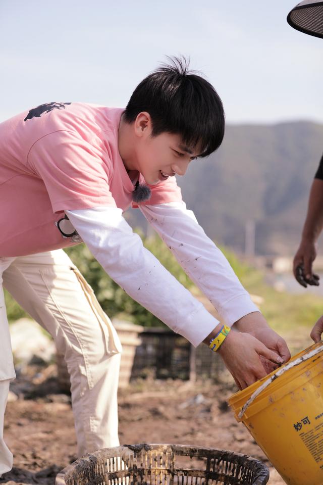 明明在等|许魏洲《让生活好看》独自海边旅行 模仿giao哥反差萌