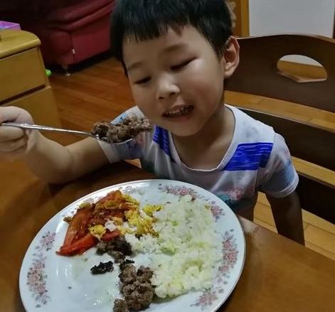 超级宝妈：10岁男孩患肠癌！医生忠告：这些早餐真不能再给孩子吃了