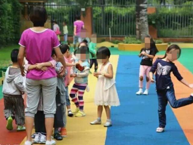 3岁男孩在幼儿园被打骨折，老师拒绝道歉，宝爸只好“以牙还牙”