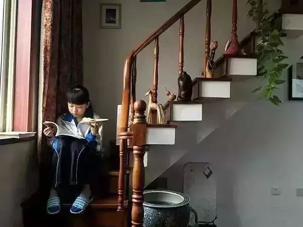 [暖先生格调]初三生父亲晒出女儿中考图，看哭万人： 孩子，读书虽苦，却是最容易的那条！