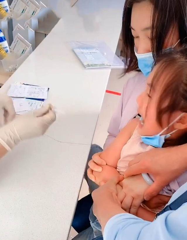 你的育儿经|女儿打针前哭天喊地，扎进去的那一刻“瞬间安静”，网友：同款娃