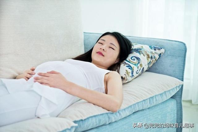 【你的育儿经】怀孕后准妈妈是左侧睡还是右侧睡好？妇产科医生：很有讲究！