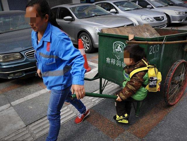【超级宝妈】“超老实宝宝”走红，陪妈妈上班不哭不闹，懂事得让人心疼