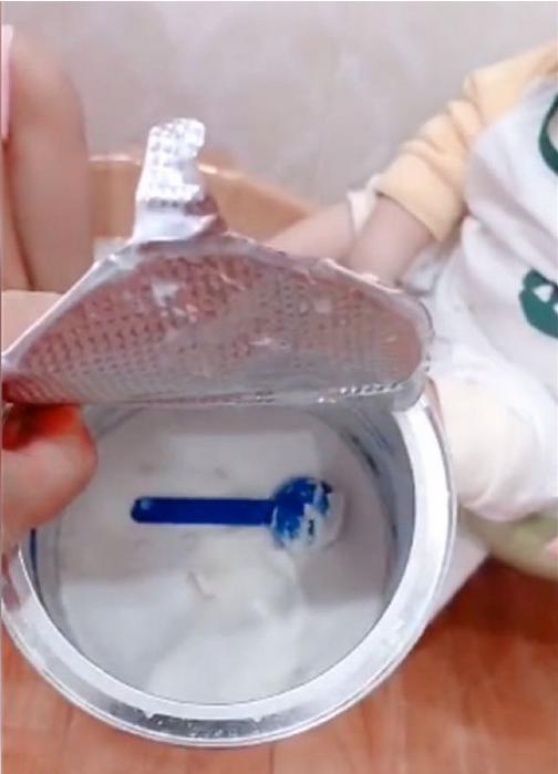 最爱笑的人|姐弟俩用奶粉“做足浴”，迷惑行为让宝妈无奈，网友：尊贵的小脚