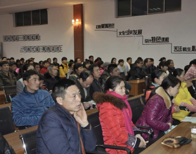 给孩子开家长会，穿什么衣服最合适？三类父母容易给孩子丢面子