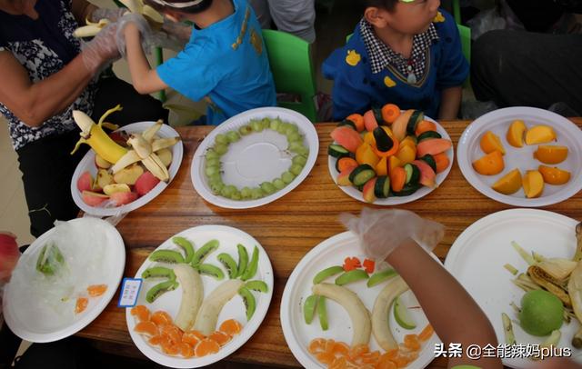 老师晒幼儿园“水果”游戏，细心家长发现不对劲，怒斥：报警