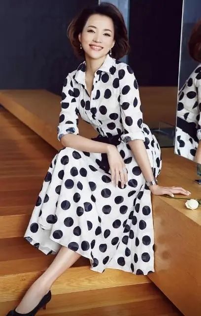 董卿真是优雅到骨子里！穿风衣扎丸子头走机场，46岁无惧素颜上阵夢醒時分