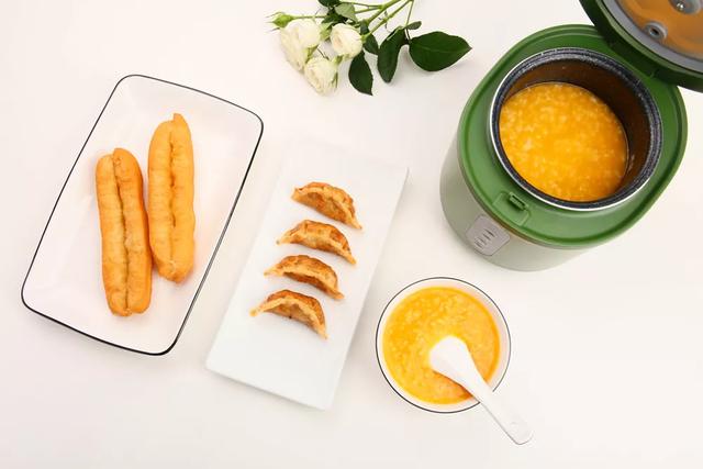 这个0.8L的迷你电饭煲，竟煮饭、煮粥、煲汤、蒸菜样样精通