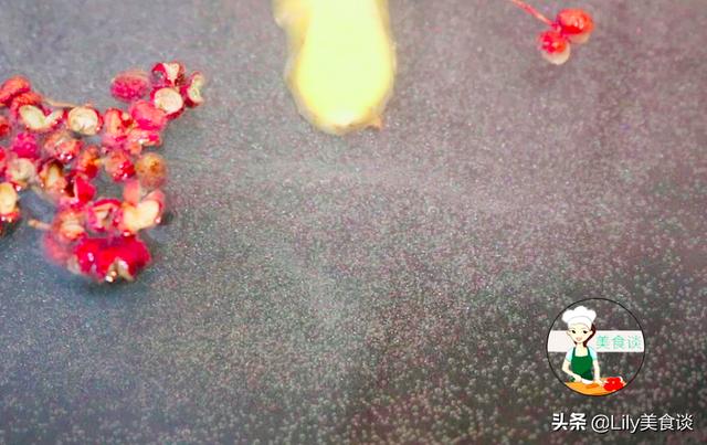 煮白灼虾时，沸水下锅就错了，大厨教你一招，虾肉鲜嫩多汁又不腥