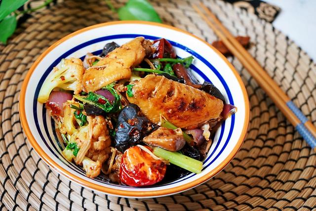 在家制作鸡翅麻辣香锅，食材丰富，营养更丰富，好吃到停不下来