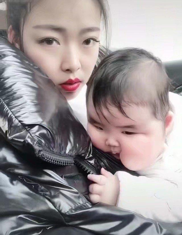 「你的育儿经」宝妈吐槽自家宝宝的脸型全网少见晒照片后，网友：脸是单独喂的吧