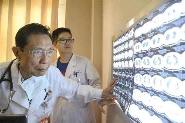 「超级宝妈」钟南山和孙子的视频感到了很多人,良好的家风是可以传承的