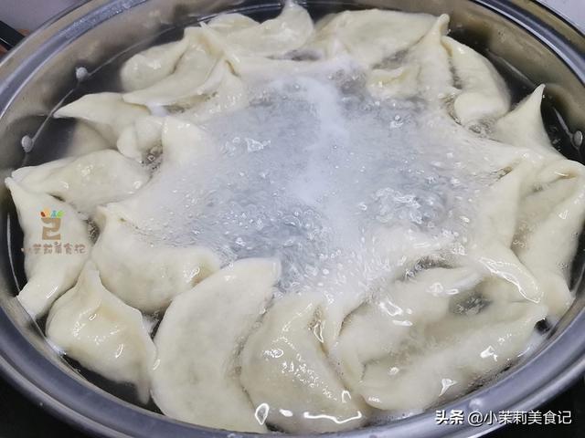 萝卜做馅包饺子，用盐杀水还是焯水？大厨：都不对，难怪饺子不香