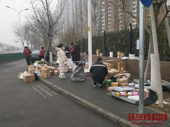 环球网@疫情期间 快递车“扎堆”北京部分小区门口