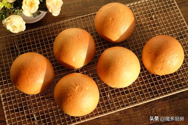 太香了，刚出炉的一盘大馒头，外焦里嫩，孩子们说比蒸的更好吃