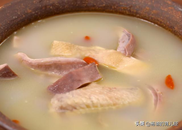 居家分享猪肚鸡的好吃做法，鲜香肉嫩，营养美味，孩子爱吃的美食