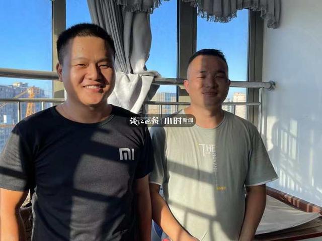 空调|拎着一只空调室外机，两位装机师傅在杭州15楼的窗外“凌空微步”挥汗如雨