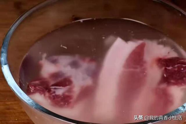 腌&quot;腊肉&quot;别只放盐！大厨教你秘制腊肉方法，色泽金黄、不油腻