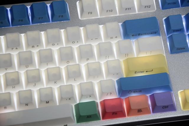 这把键盘让人想起曾经的校园时光，以及老师那精准的“小李飞刀”