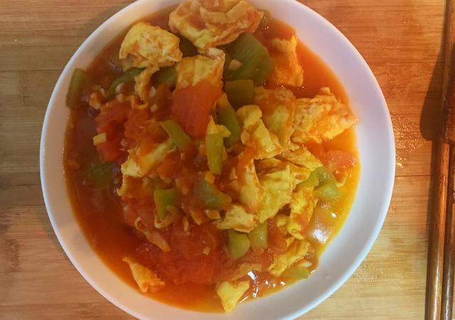 学会这样做西红柿青椒炒蛋，营养美味又解馋下饭，孩子们特喜欢