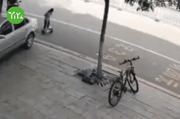 【超级宝妈】警惕！千万别让孩子骑滑行工具“上路探险”