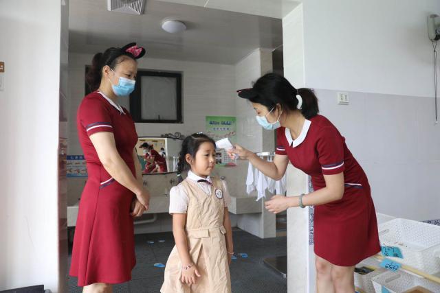 新华网客户端|图集｜小萌娃“回笼”，深圳1537所幼儿园今日开园
