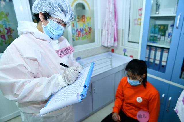 『超级宝妈』为开学做准备!广州海珠南华西街天汇幼儿园开展疫情防控应急演练