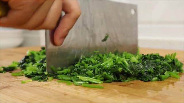 入冬了，我们家迷上吃这个，不和面不揉面，皮薄馅大，营养又美味