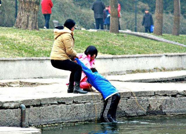 甜甜妈妈|一个妈带两个娃是啥体验?一组图让你明白什么叫“丧偶式育儿”