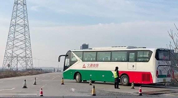 观察者网▲车企迎复工首日：上海特斯拉派大巴运送员工入厂；小鹏汽车每人每日发两个口罩