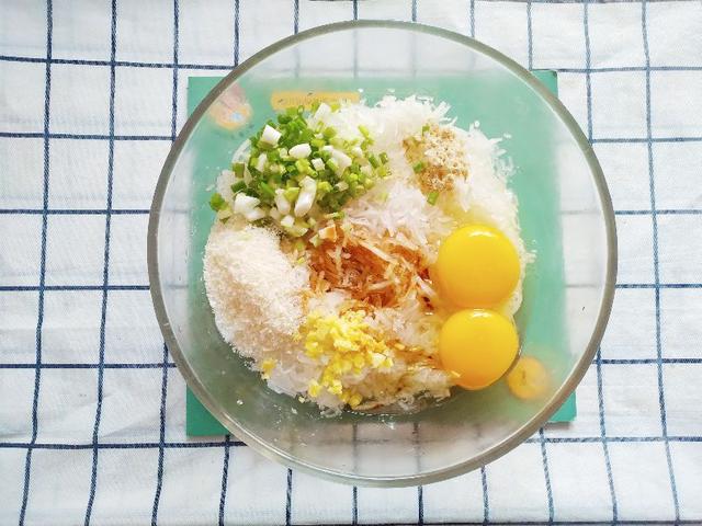 炸萝卜丸子，用淀粉还是面粉？都不对，教你1个技巧，酥脆不回软