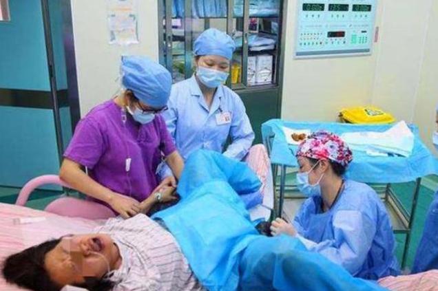 #你的育儿经#陪产丈夫摔门而去,产妇逢人就骂, 产房究竟怎么了？