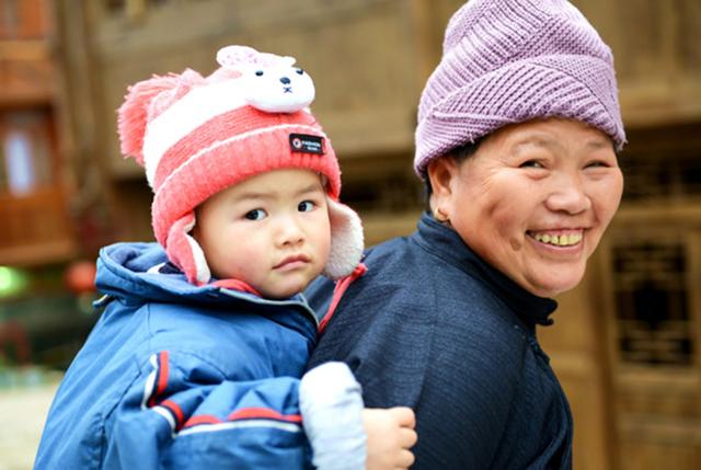 “年轻受苦受累，老了还得受二茬罪”老人帮子女带娃，有苦说不出