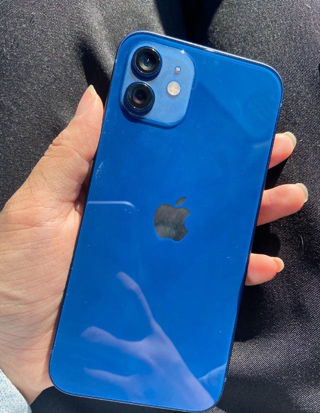 iPhone12蓝色版首摔，背面裂个稀碎，摄像头都未能幸免