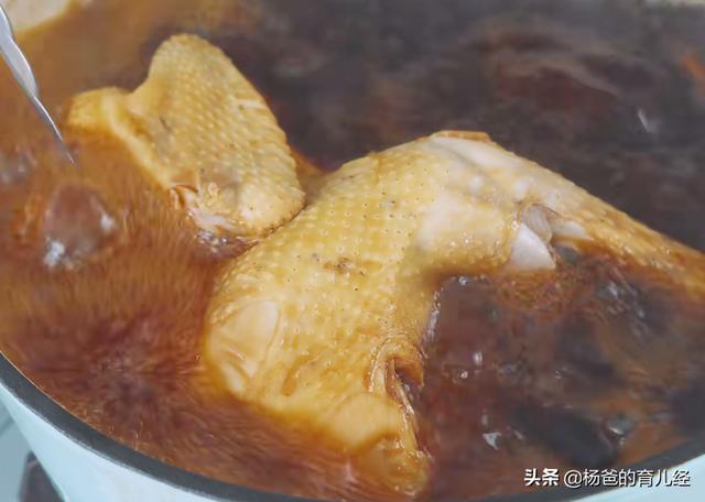 孩子爱吃的酱油焖鸡，肉嫩鲜香又营养，美味解馋的育儿家常菜