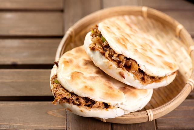 足不出户，吃正宗西安肉夹馍，肉末超足汁水香浓，搭配劲道白吉馍