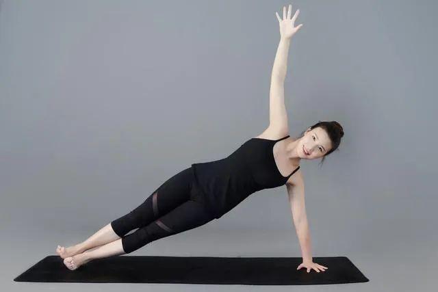 带货女王背部减肥体式交给你，练完穿上小吊带，“蝴蝶骨”清晰可见好迷人