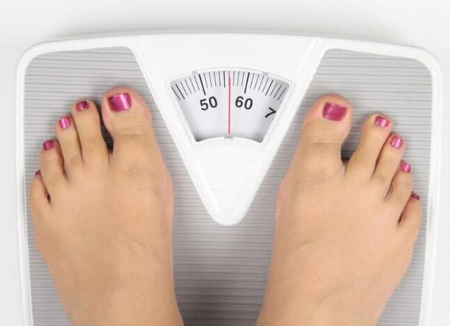 经常口渴就是糖尿病？医生：合并3个典型症状，可能与糖尿病有关