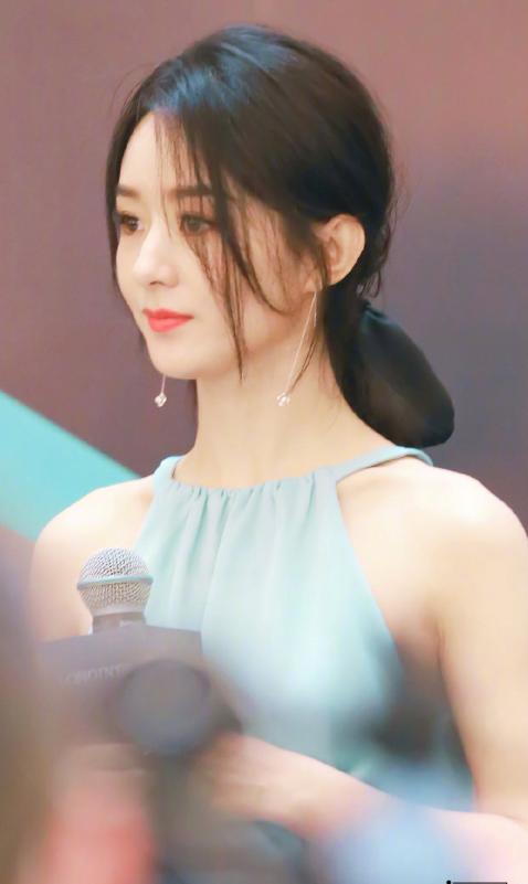 仙女山的月亮|赵丽颖穿高定现身,腹肌小蛮腰让人羡慕,可看到穿的鞋却满是心酸