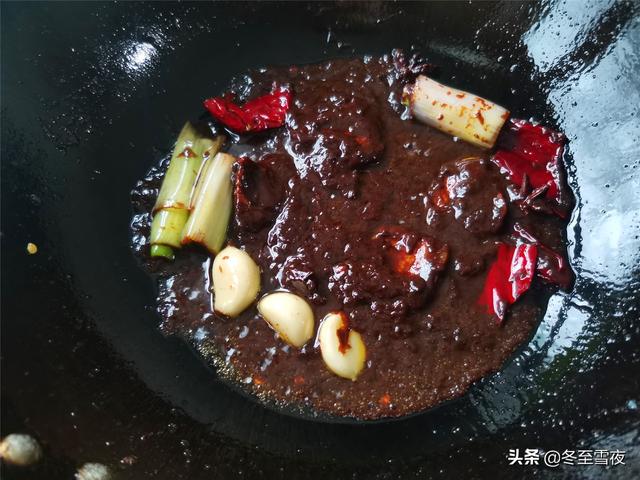 吃东北铁锅炖鱼，不用去餐馆，自己在家做，鲜香味美，好吃下饭