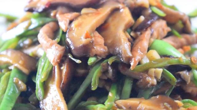 香菇和四季豆一起做，居然这么好吃，美味解馋，上桌全家抢着吃