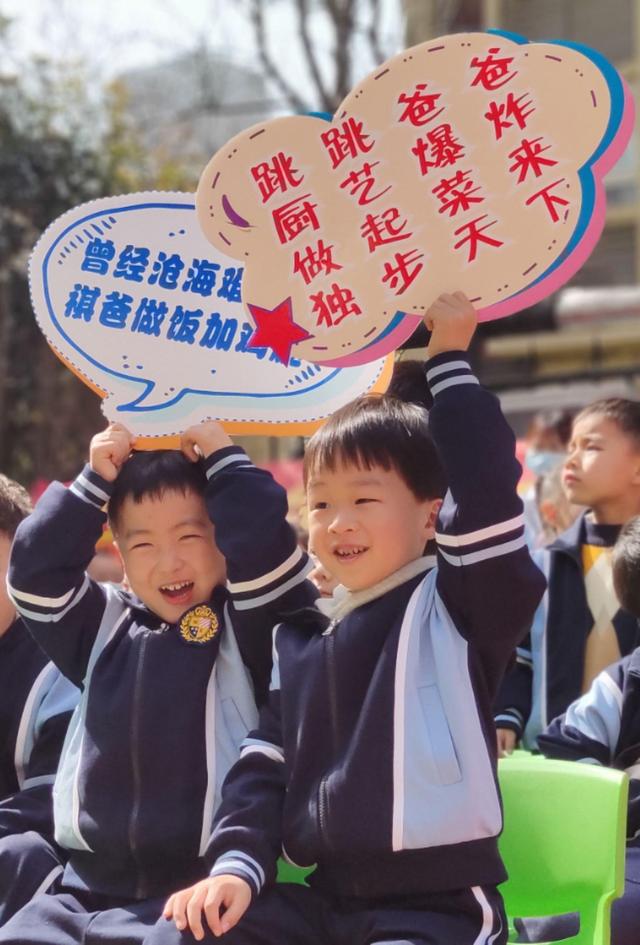 爸爸|这所幼儿园，爸爸狂练扎辫子手艺