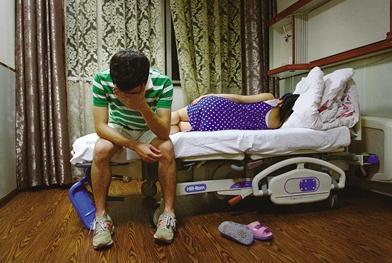 「超级宝妈」丈夫陪产时，护士随手抓拍5张经典照片，不禁泪目：这是真爱