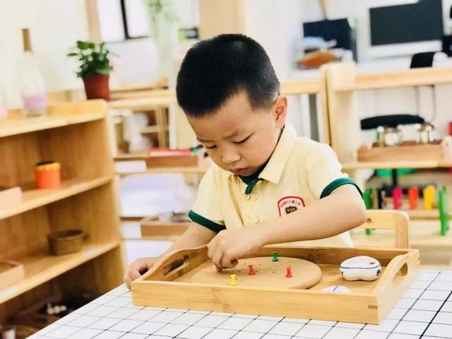 「超级宝妈」蒙台梭利的10个儿童敏感期很重要，详解运动、语言、感官、秩序