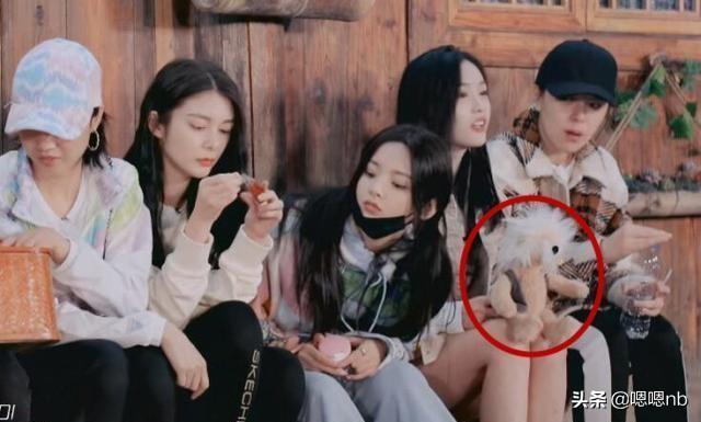 喵酱|《横冲直撞的20岁》别人都在吃零食，有谁注意吴宣仪在干嘛？